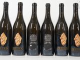six bouteilles de six cépages différents alignées en rang