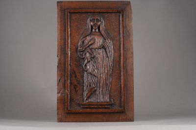 plaque en bois sculptée représentant une femme tenant un enfant dans ses bras
