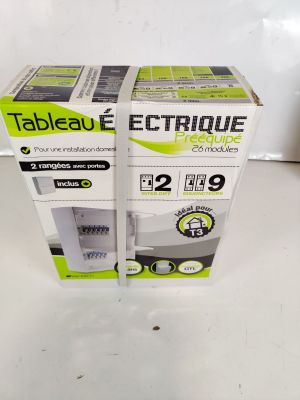 deux boîtes contenant des appareils électroniques posées sur une table