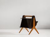 une photo d'une chaise noire sur laquelle est posé un porte-revues