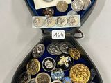 beaucoup de pièces d'or et d'argent dans un écrin bleu