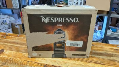 une boîte de café Nespresso posée sur une table