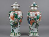 paire de vases chinois de style « famille noire » représentant des personnages dans un paysage