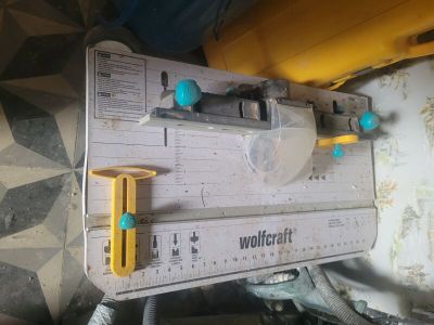 un ensemble d'outils jaunes et bleus posé sur une table blanche