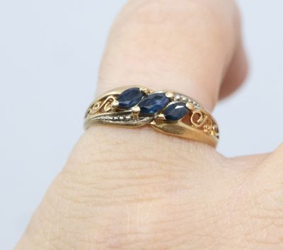 gros plan de la main d'une personne portant une bague