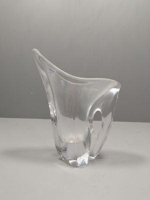 un vase en verre transparent posé sur une table blanche