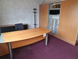 un bureau et une chaise dans une pièce recouverte d'une moquette violette