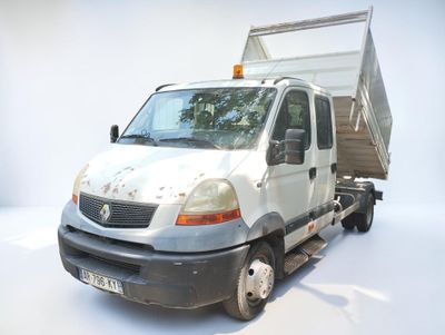 un camion blanc garé dans une pièce blanche