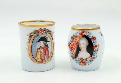 deux tasses sur lesquelles sont représentées des personnes