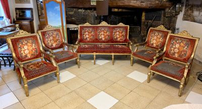 cinq chaises et un canapé dans une pièce avec une cheminée