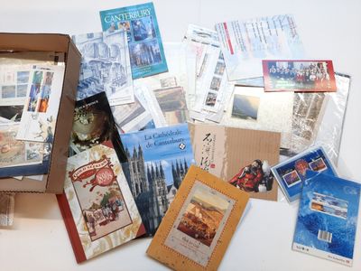 une boîte remplie de cartes postales posée sur une table