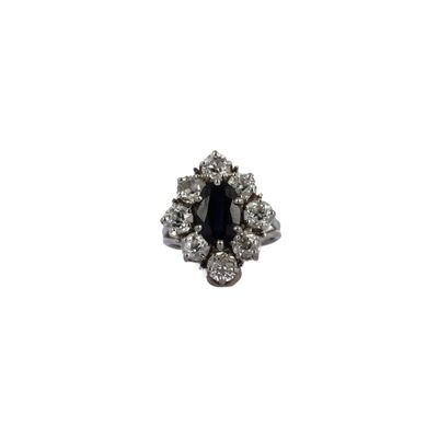 un gros plan d'une bague sertie d'un diamant noir et blanc sur fond blanc
