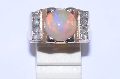 BAGUE en or, modèle "TANK" sertie d'une opale cabochon épaul…