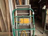 une échelle posée au milieu d'un tas de bois