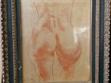 une image représentant un tableau représentant les fesses d'une femme, dans un cadre doré