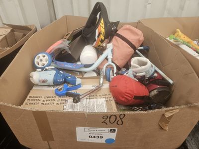 une boîte en carton remplie de chaussures et d'autres objets