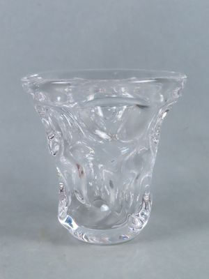 un vase en verre posé sur une table