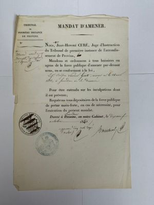 un gros plan d'un morceau de papier sur lequel est apposé un timbre