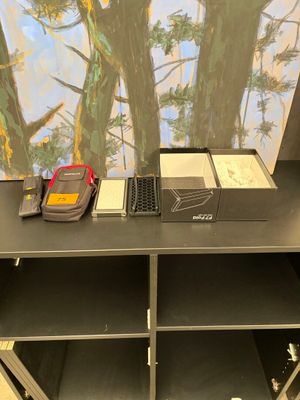 un tableau accroché au mur derrière un bureau sur lequel est posé un ordinateur portable