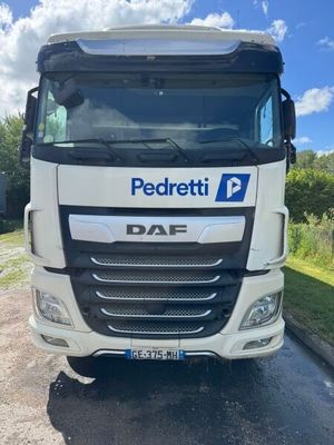 une photo d'un camion blanc garé sur le bord de la route