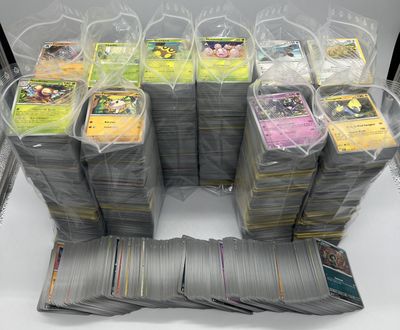 Plusieurs paquets de cartes à collectionner Pokémon sont empilés les uns sur les autres.