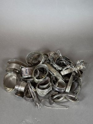 une pile de cuillères en argent et d'autres couverts en argent posée sur une table