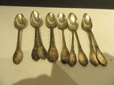 six cuillères sont alignées sur une table
