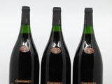 trois bouteilles de vin sont alignées sur une surface blanche
