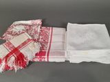 Plusieurs serviettes de bain et de table sont disposées sur une table