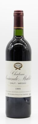 une bouteille de vin posée sur une table