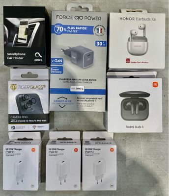 de nombreuses boîtes contenant des gadgets électroniques par terre