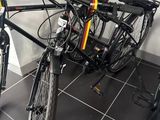 deux vélos garés dans une pièce