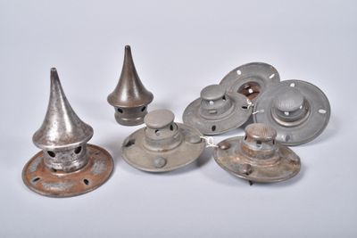 de nombreux objets métalliques posés sur une table