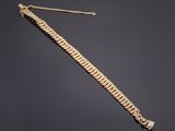 un bracelet en or 18 carats avec un fermoir serti de diamants