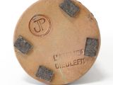 un gros plan d'un objet marron sur une surface blanche