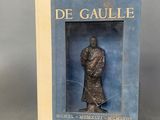 la couverture d'un livre sur laquelle figure la statue d'un homme vêtu d'une robe
