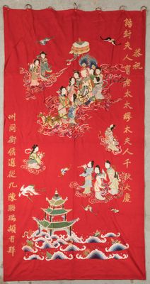 une tapisserie chinoise rouge représentant un groupe de personnes