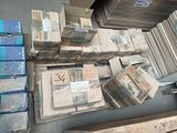 plein de cartons remplis de livres par terre