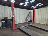 une photo d'un garage rempli de matériel