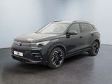 un SUV Volkswagen gris garé dans une grande pièce