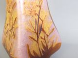 un vase avec un motif floral posé sur une table