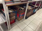beaucoup de livres sur les étagères du magasin