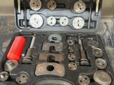 une image représentant un ensemble d'outils dans une boîte à outils