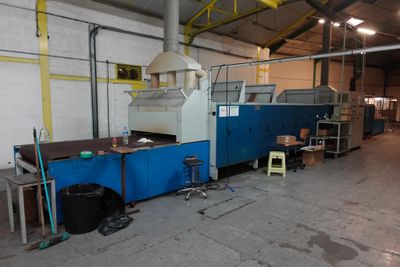 une grande machine installée dans un bâtiment