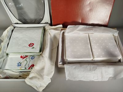 quatre serviettes dans une boîte posée sur une table