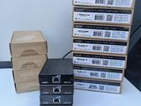 une pile de quatre cartons contenant du matériel électronique