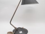 une image représentant une lampe de bureau munie d'un cordon
