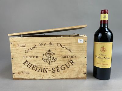 une boîte en bois avec une bouteille de vin à côté