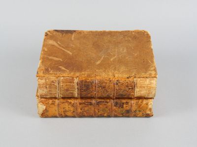un vieux livre posé sur une surface blanche