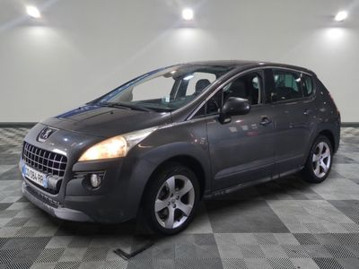 la photo d'une voiture grise garée dans un garage